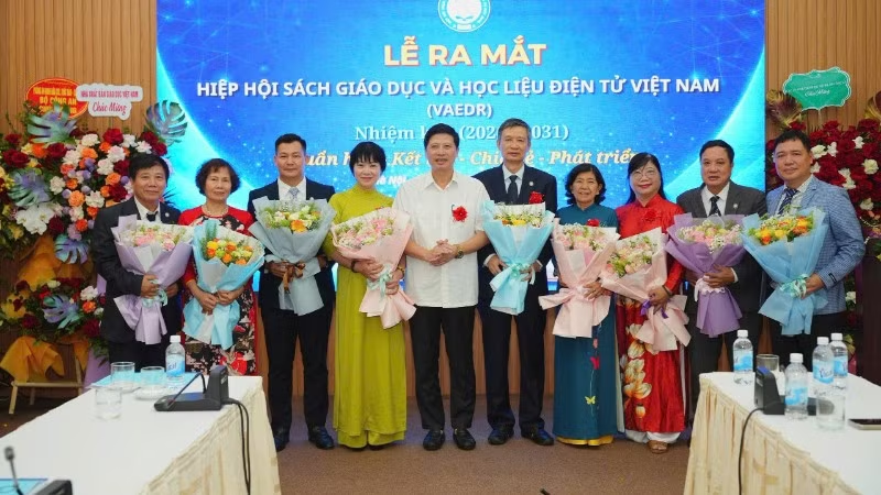 Ông Nguyễn Tiến Đạo (áo trắng) - Phó Vụ trưởng Vụ Tổ chức phi chính phủ, Bộ Nội vụ) tặng hoa Ban Thường vụ Hiệp hội Sách giáo dục và học liệu điện tử Việt Nam nhiệm kỳ 2026-2031.